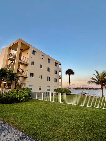 $3,000 | 300 Croton Avenue, Unit 202, Lantana, FL 33462