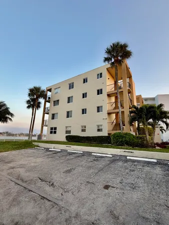 $3,000 | 300 Croton Avenue, Unit 202, Lantana, FL 33462