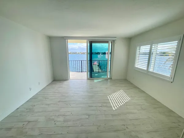 $3,000 | 300 Croton Avenue, Unit 202, Lantana, FL 33462