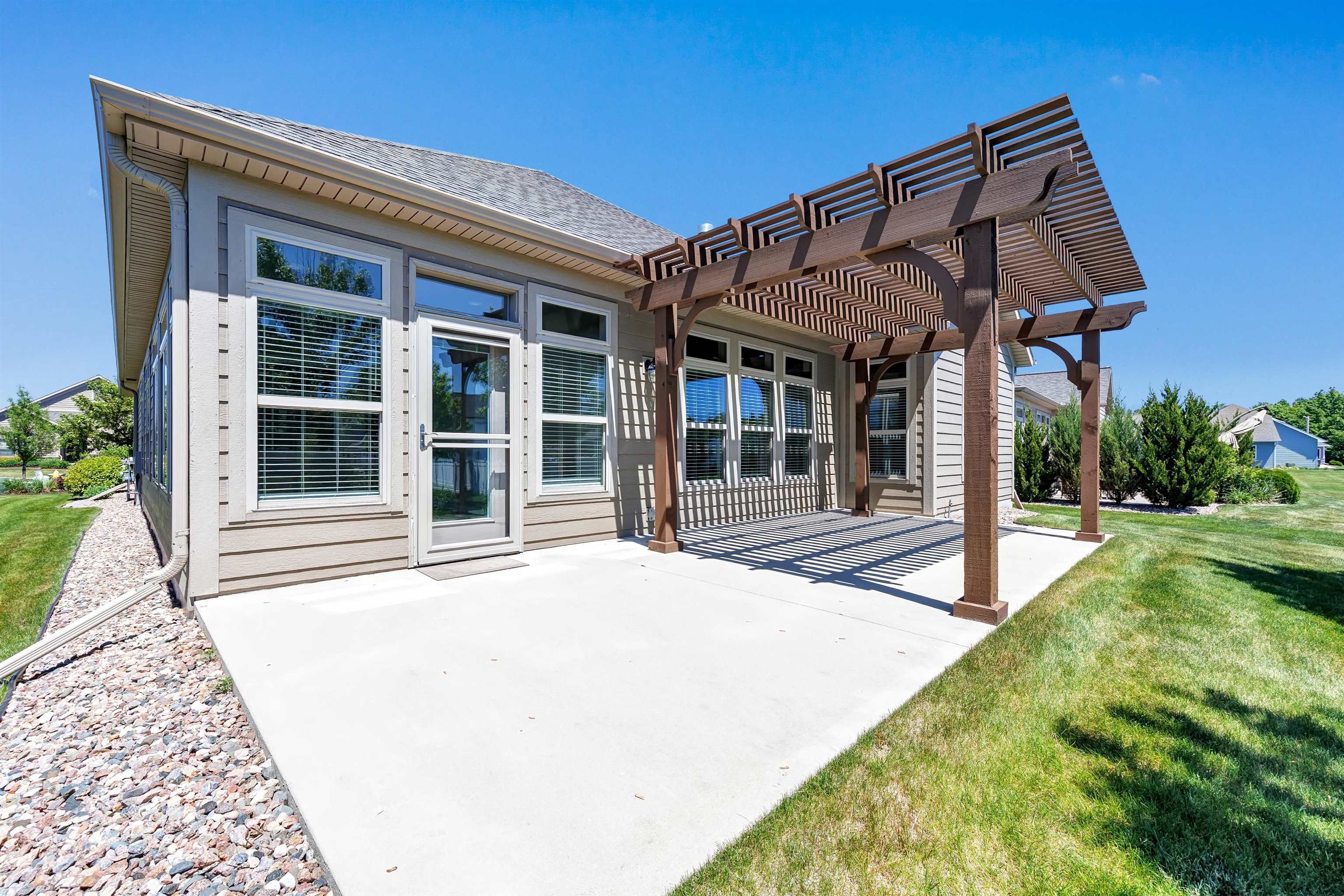 210 Bedford Road Green Bay, WI 54311 - Photo 5 of 46