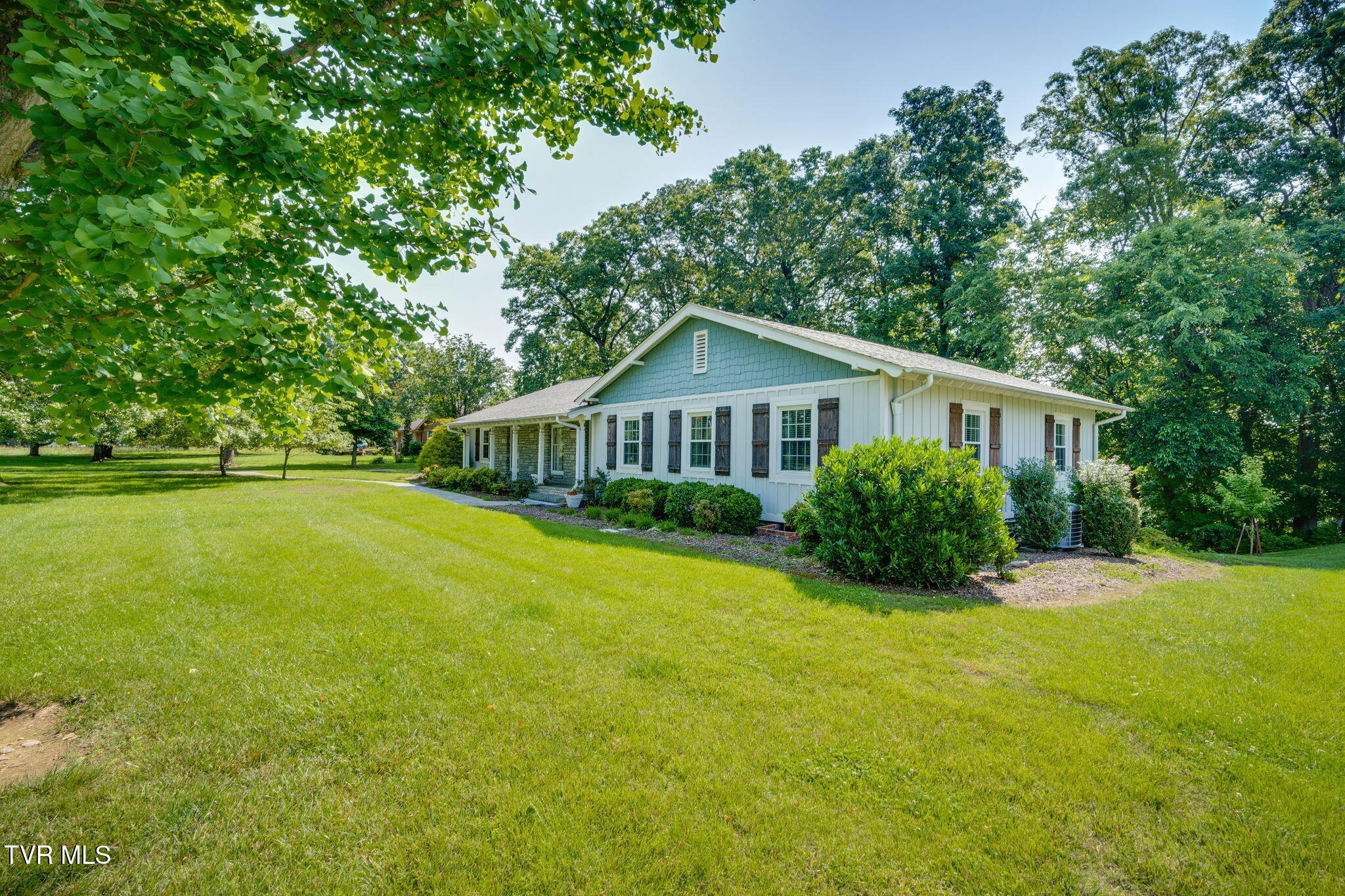 421 High Ridge Road Kingsport, TN 37660 - Photo 2 of 45 003