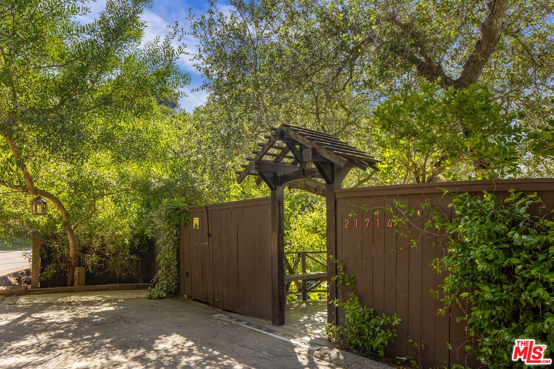 21714 Encina Road Topanga, CA 90290 - Photo 2 of 45