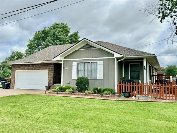 $199,900 | 101 3rd Street, Altamont, KS 67330