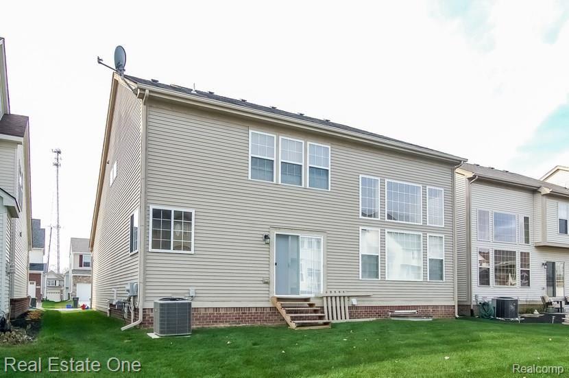 27634 Cromwell Road Novi, MI 48374 - Photo 22 of 26 022-Rear_View-1319464-mls.jpg