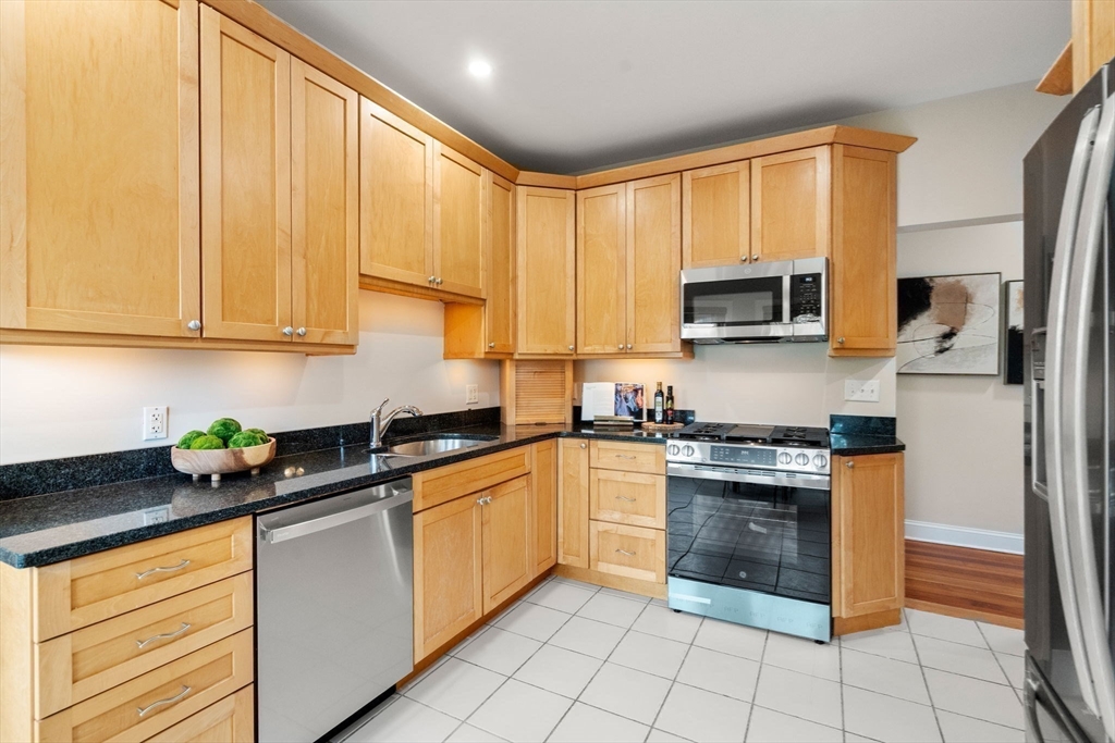 14 Linden Street, Unit 7 Brookline, MA 02445 - Photo 12 of 24