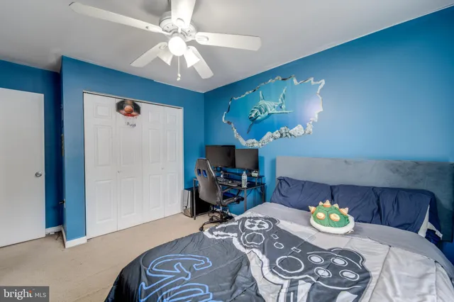 a bedroom with bed and a mirror