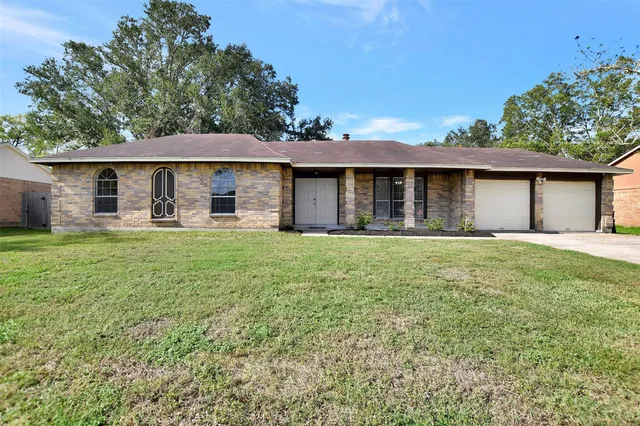 $2,250 | 1311 Oak Hollow Drive, Friendswood, TX 77546