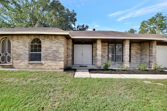 $2,250 | 1311 Oak Hollow Drive, Friendswood, TX 77546