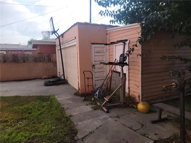 a view of a house with backyard