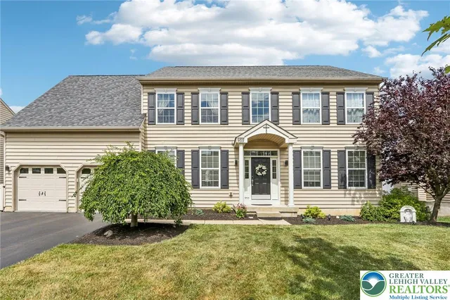 $849,999 | 955 Yorkshire Drive, Breinigsville, PA 18031