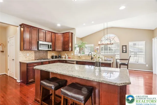 $849,999 | 955 Yorkshire Drive, Breinigsville, PA 18031