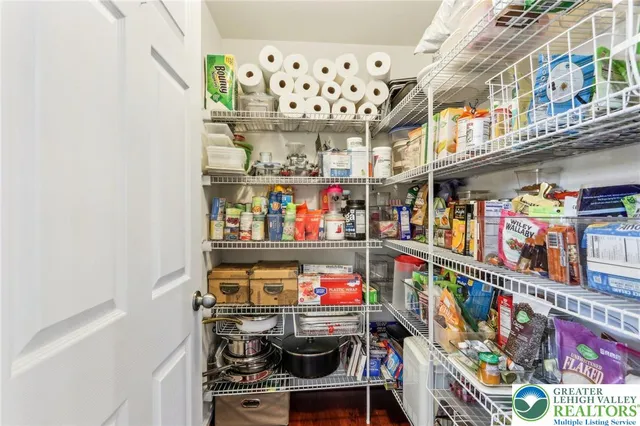 $849,999 | 955 Yorkshire Drive, Breinigsville, PA 18031