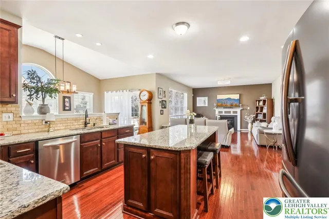 $849,999 | 955 Yorkshire Drive, Breinigsville, PA 18031