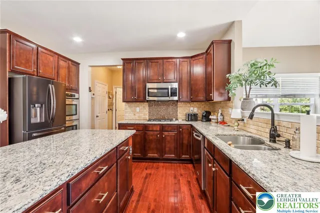 $849,999 | 955 Yorkshire Drive, Breinigsville, PA 18031