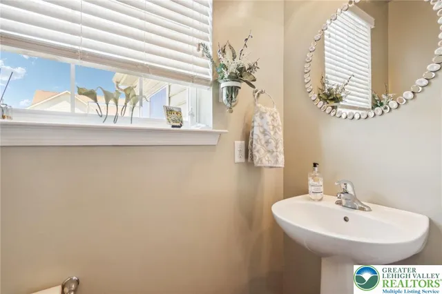 $849,999 | 955 Yorkshire Drive, Breinigsville, PA 18031