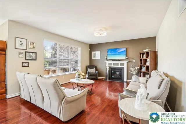 $849,999 | 955 Yorkshire Drive, Breinigsville, PA 18031