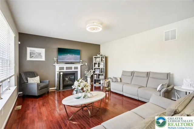 $849,999 | 955 Yorkshire Drive, Breinigsville, PA 18031