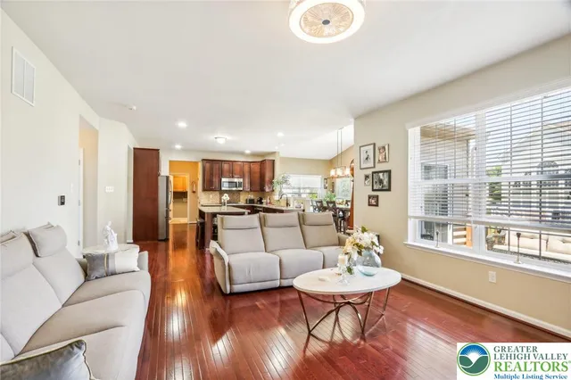 $849,999 | 955 Yorkshire Drive, Breinigsville, PA 18031