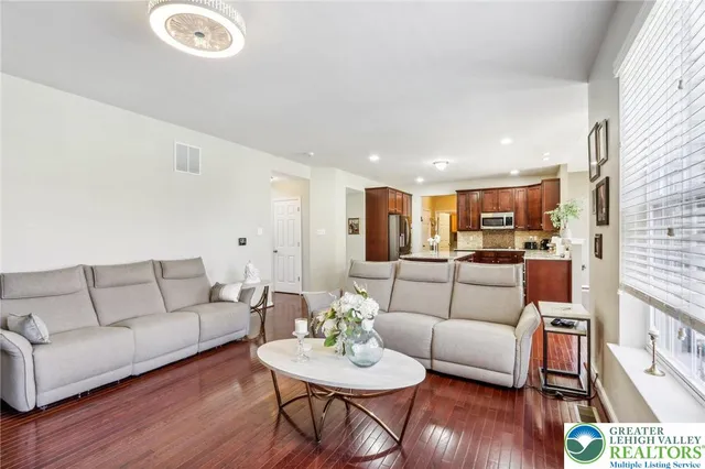 $849,999 | 955 Yorkshire Drive, Breinigsville, PA 18031