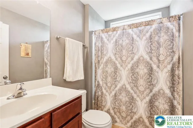 $849,999 | 955 Yorkshire Drive, Breinigsville, PA 18031