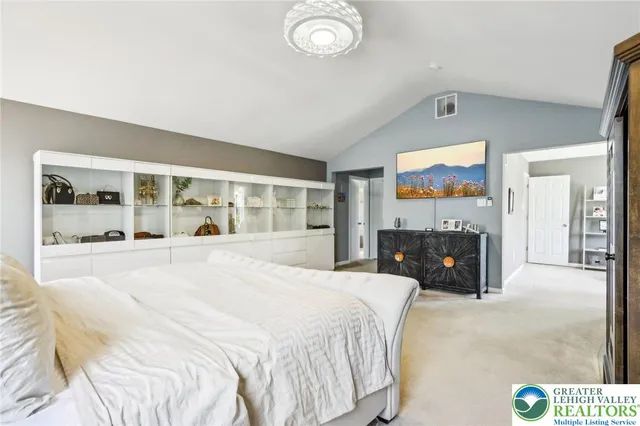 $849,999 | 955 Yorkshire Drive, Breinigsville, PA 18031