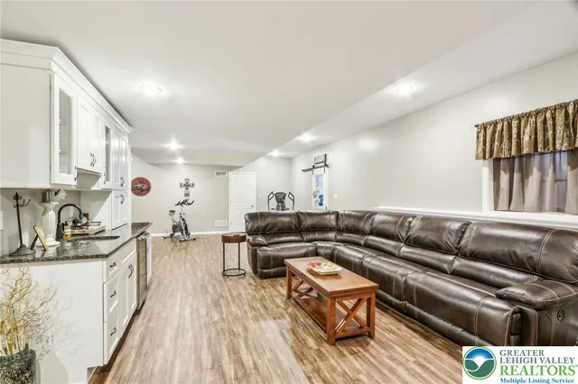 $849,999 | 955 Yorkshire Drive, Breinigsville, PA 18031