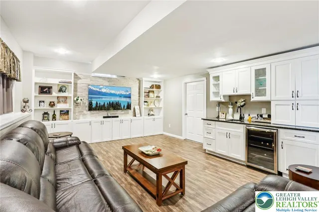 $849,999 | 955 Yorkshire Drive, Breinigsville, PA 18031