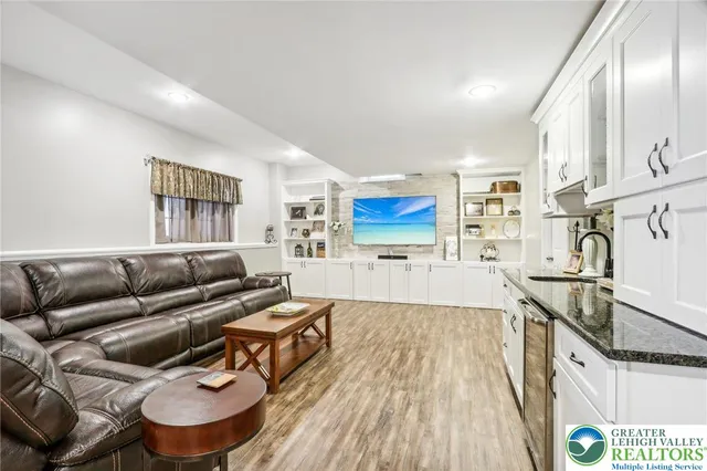 $849,999 | 955 Yorkshire Drive, Breinigsville, PA 18031