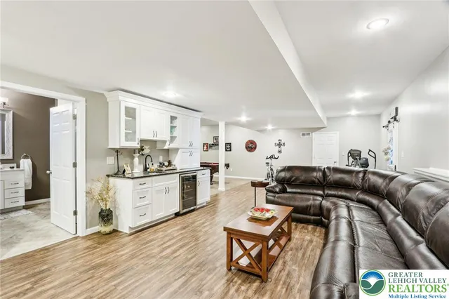 $849,999 | 955 Yorkshire Drive, Breinigsville, PA 18031