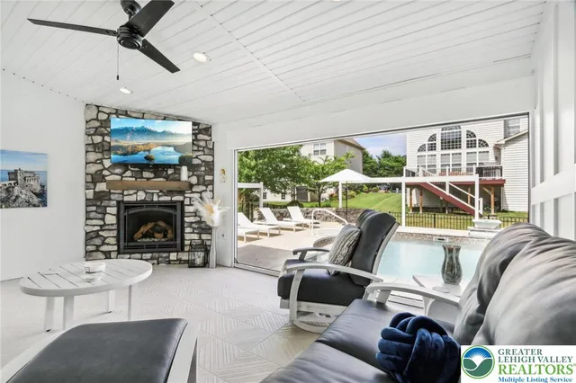 $849,999 | 955 Yorkshire Drive, Breinigsville, PA 18031