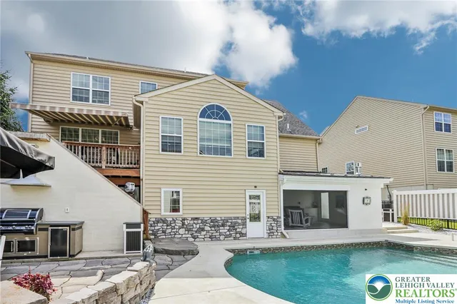 $849,999 | 955 Yorkshire Drive, Breinigsville, PA 18031