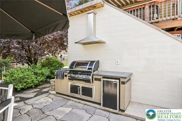 $849,999 | 955 Yorkshire Drive, Breinigsville, PA 18031