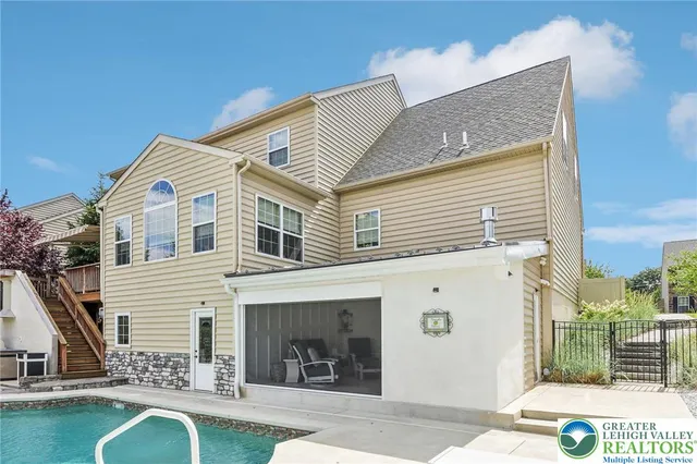 $849,999 | 955 Yorkshire Drive, Breinigsville, PA 18031