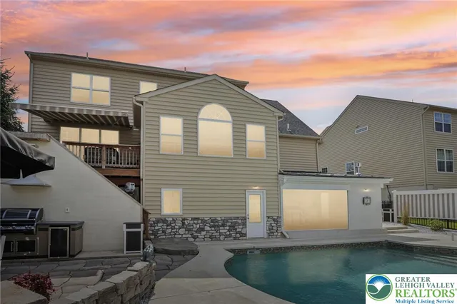 $849,999 | 955 Yorkshire Drive, Breinigsville, PA 18031