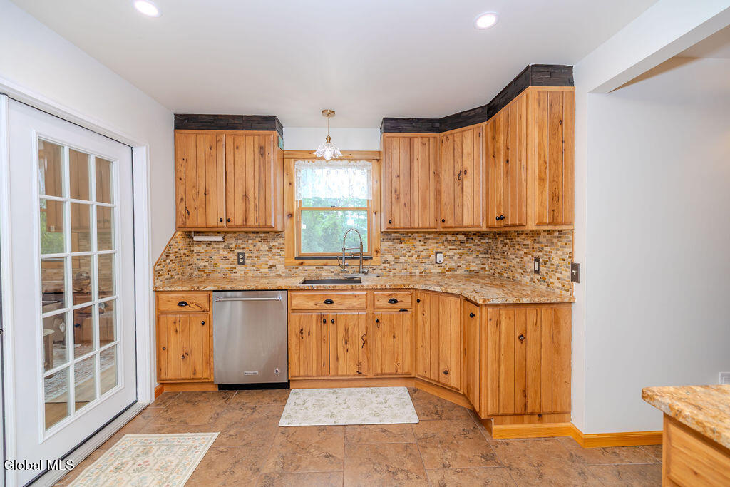 859 Putnam Road Rotterdam, NY 12306 - Photo 36 of 90 0S4A6894