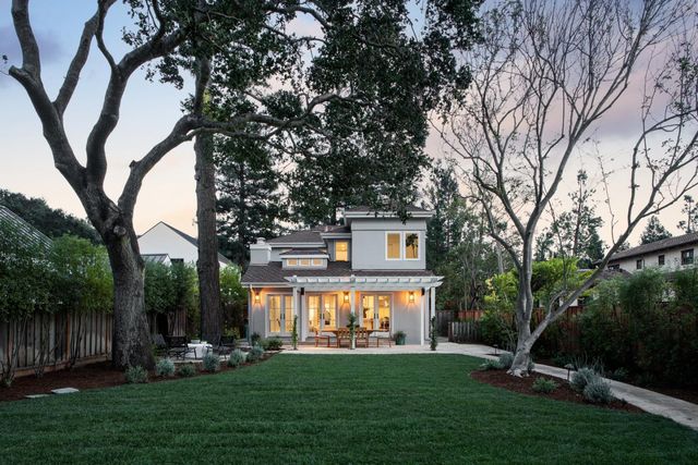 a view of a house with backyard and garden