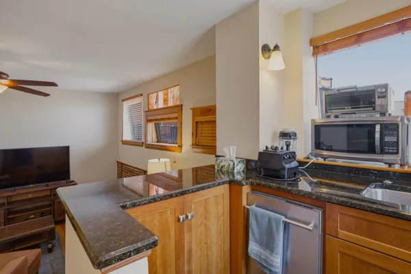 $3,200 | 5 Commercial Alley, Unit 1, Portsmouth, NH 03801