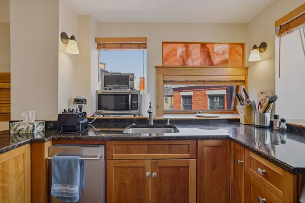 $3,200 | 5 Commercial Alley, Unit 1, Portsmouth, NH 03801