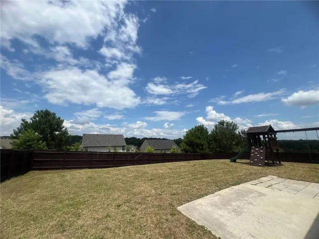 a view of a backyard