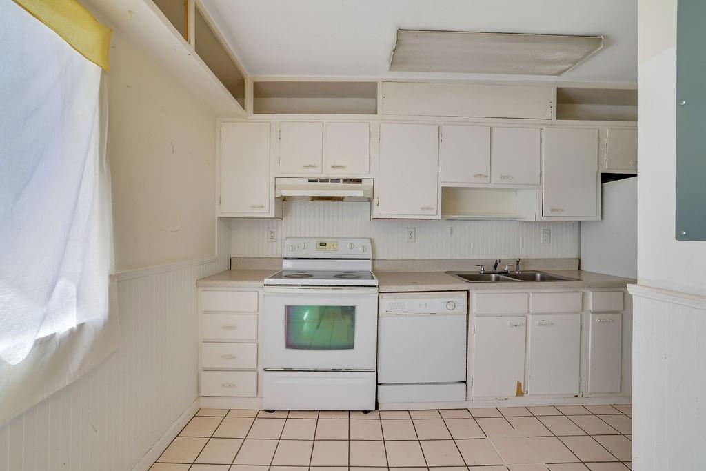 3312 Northcrest Road, Unit C Atlanta, GA 30340 - Photo 17 of 27 a kitchen with cabinets appliances and a stove top oven