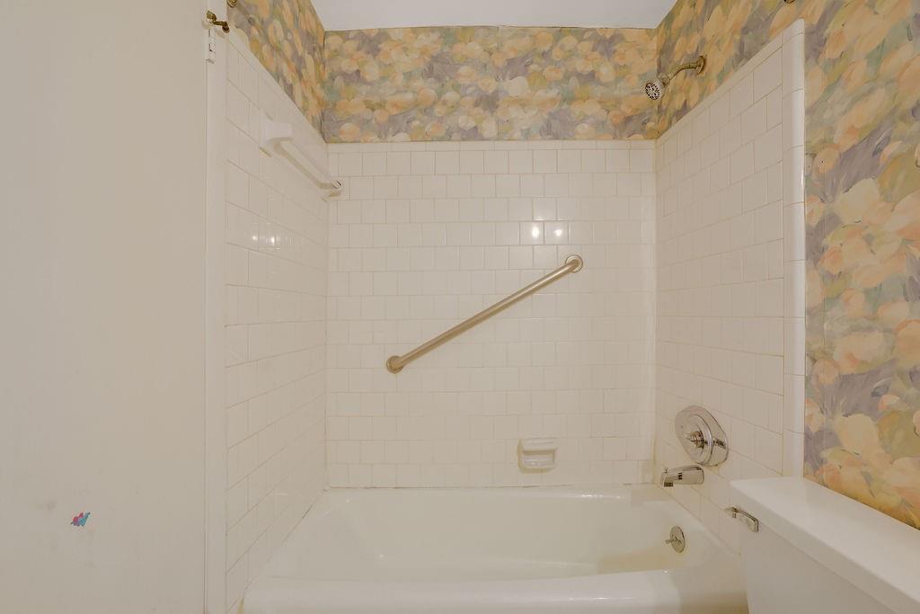 3312 Northcrest Road, Unit C Atlanta, GA 30340 - Photo 22 of 27 a bathroom with a bathtub