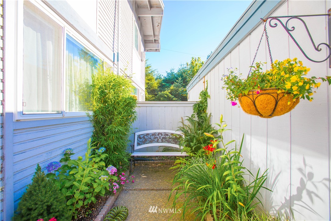 2087 Kent Des Moines Road Des Moines, WA 98198 - Photo 1 of 17 Gallery Image 1