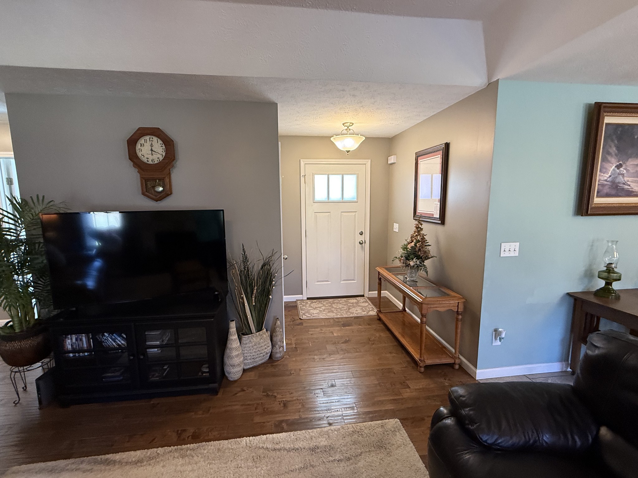 334 North Centerpoint Road Portland, TN 37148 - Photo 11 of 43 a living room with furniture and a flat screen tv