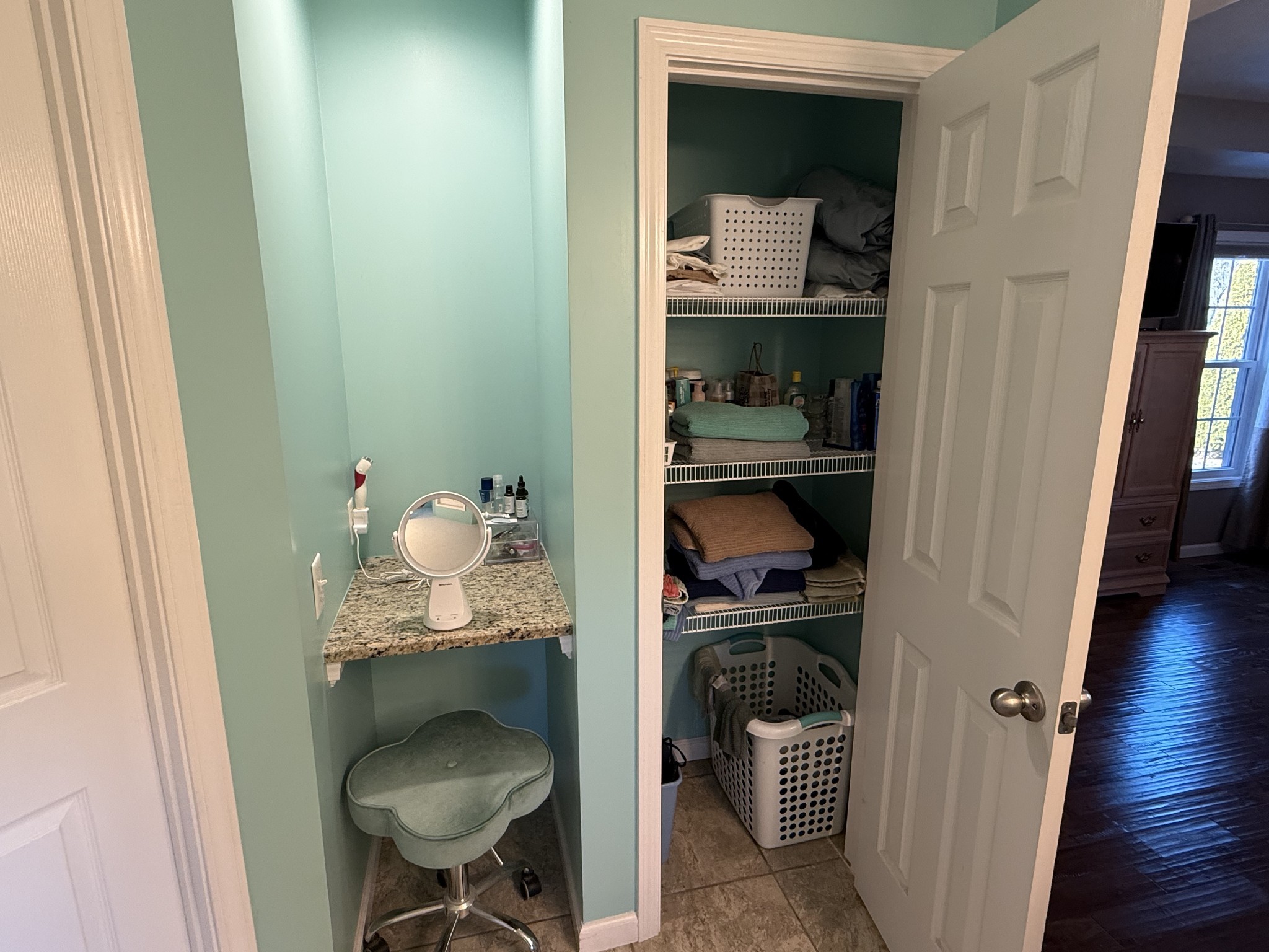 334 North Centerpoint Road Portland, TN 37148 - Photo 19 of 43 a bathroom with a table and a chair