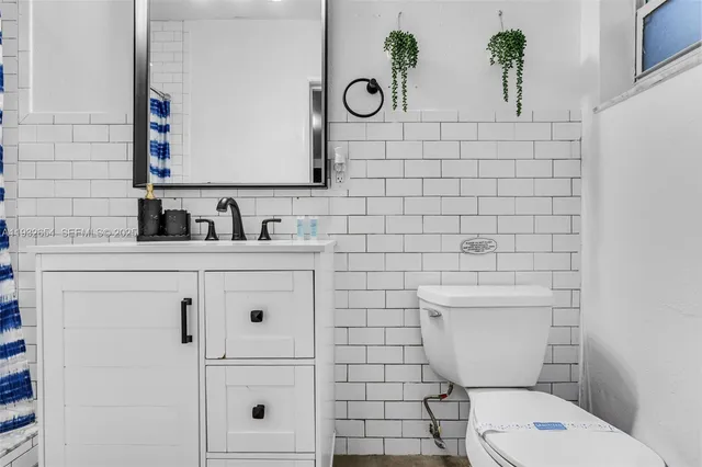 $5,000 | 695 Northeast 160th Street, Miami, FL 33162