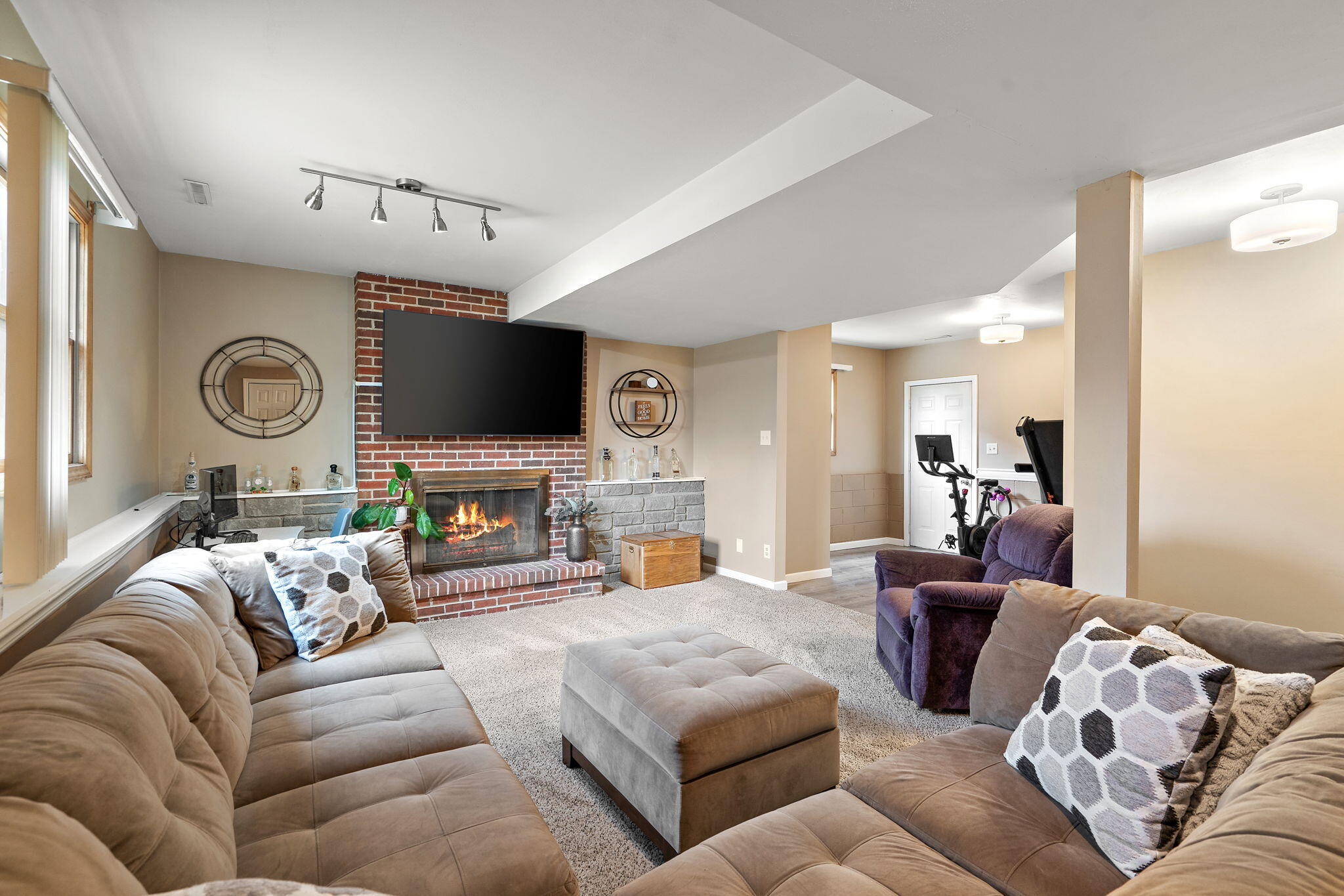 2164 Terrace Drive Highland, IN 46322 - Photo 21 of 34 a living room with furniture and a flat screen tv