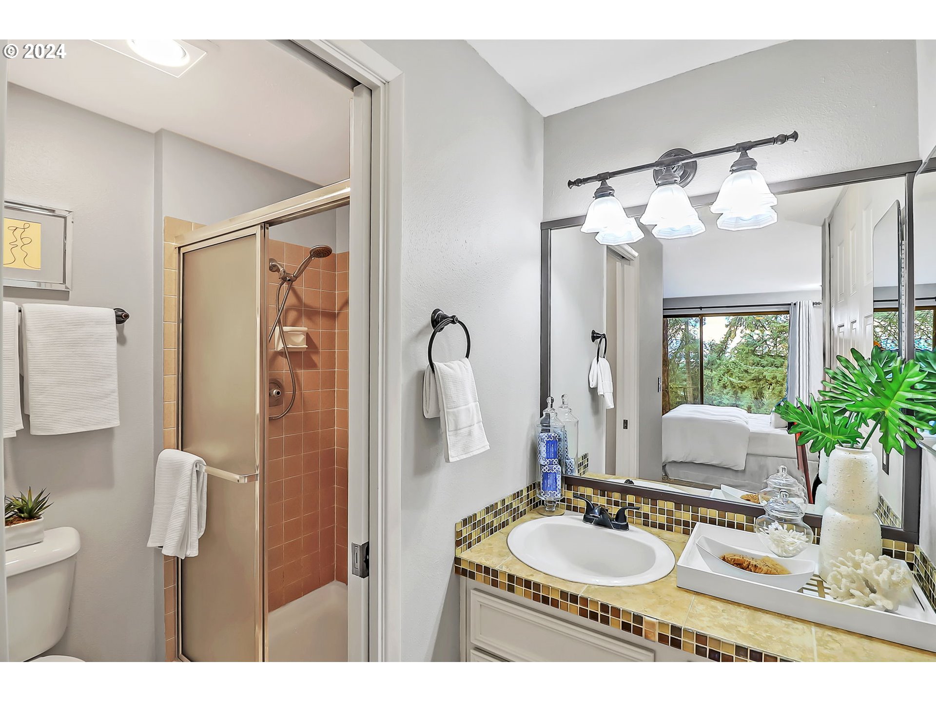 2755 Warren Street Eugene, OR 97405 - Photo 22 of 43 Owner's Suite Bathroom