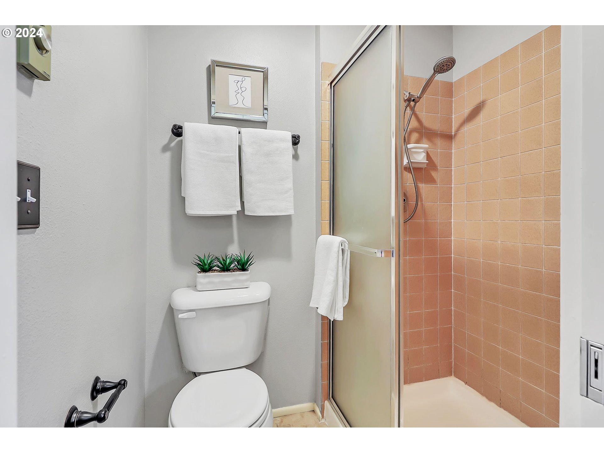 2755 Warren Street Eugene, OR 97405 - Photo 23 of 43 Owner's Suite Bathroom