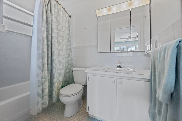 $2,000 | 421 South Lakeside Drive, Unit 10, Lake Worth Beach, FL 33460