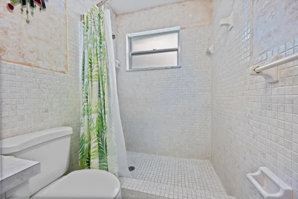 $2,000 | 421 South Lakeside Drive, Unit 10, Lake Worth Beach, FL 33460